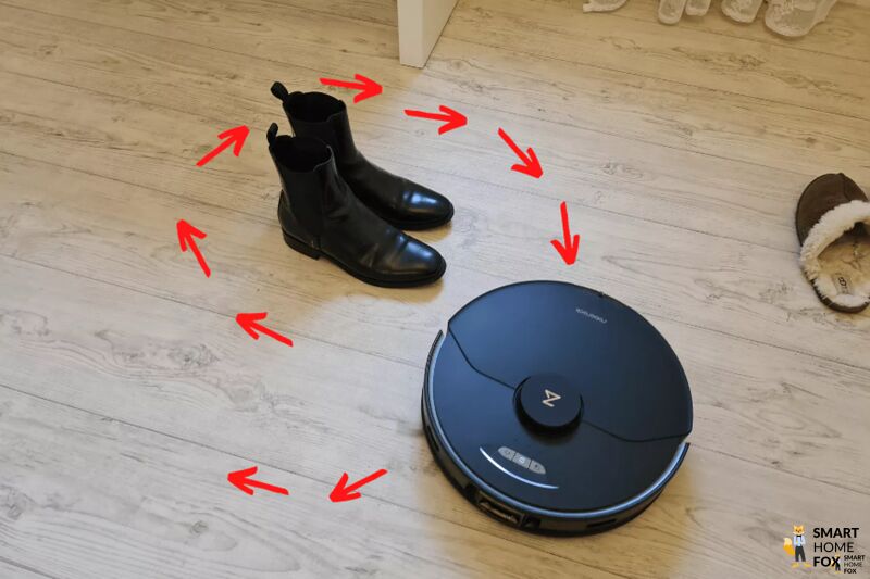 Der Roborock S7 MaxV umfährt einen Schuh